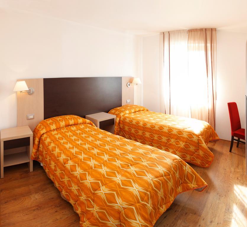 Hotel Il Garibaldi San Quirico dʼOrcia Habitación foto